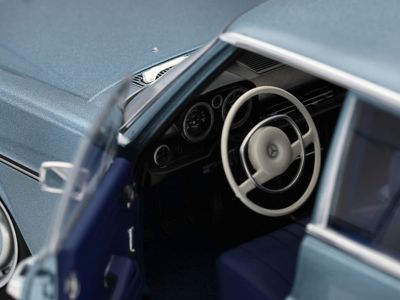 Modèle réduit 200 W 114/W 115 (1968-1973) Coloris : Bleu Mercedes-Benz 1:18 