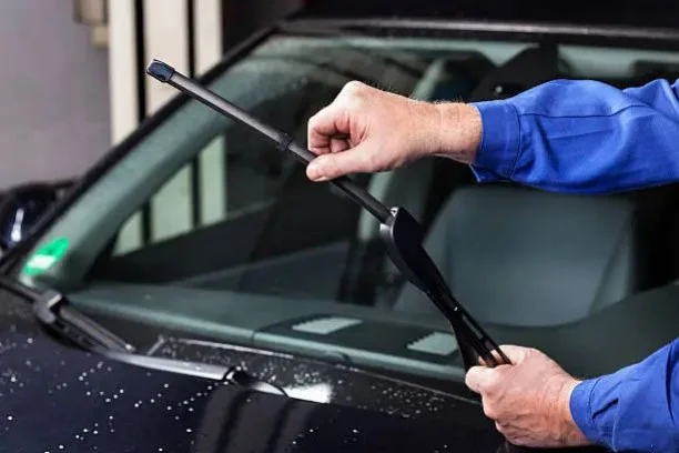 Tutoriel : Comment Remplacer les Essuie-Glaces sur une Mercedes-Benz ?